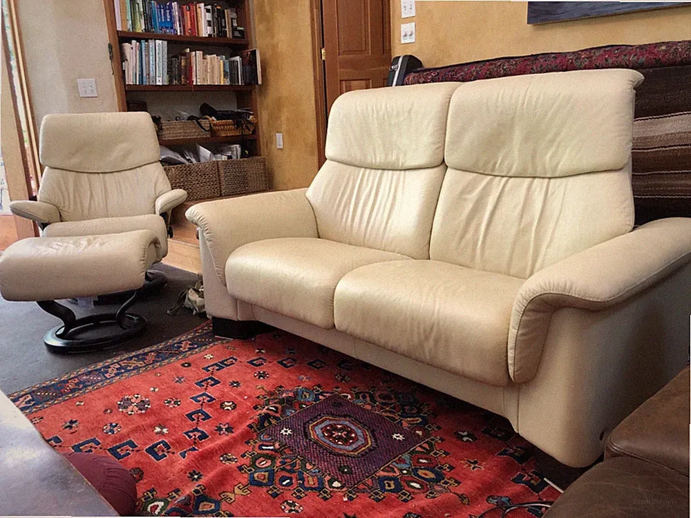 Gorgeous stressless dream leather recliner and loveseat with foot rests in bone